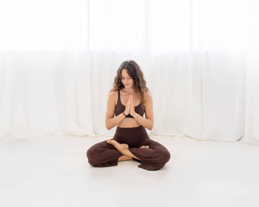 Frau in meditativer Sitzposition beim Yoga zur Entspannung